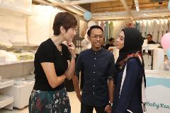 Minister Josephine Teo interacting with a couple who is currently expecting their first child (Muhammah Abdul Jabbar Bin Kassim, 27, senior technician Marianoor Binte Kam Sani, 21, customer service agent)
