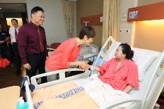 Minister Josephine Teo and Professor Alex Sia (Chief Executive Officer, KKH Women’s and Children’s Hospital) visiting Mdm Carina Seow who delivered her second child on 5 February, early Tuesday morning.  
