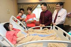 Minister Josephine Teo, Professor Alex Sia (Chief Executive Office) and Associate Professor Ng Kee Chong (Chairman, Medical Board) visited young couple Cindy Choo and Sam Koh who just had their second baby boy.