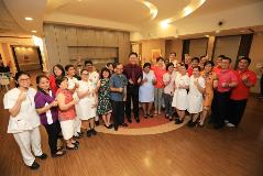 Minister Josephine Teo, senior management of KKH and members from Healthcare Services Employees’ Union taking a group photo with the staff from Ward 82 maternity ward.